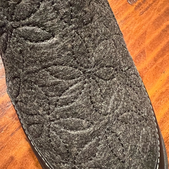 Black JBU Crimson woman’s slip on loafers in size 7.5. - Picture 5 of 7